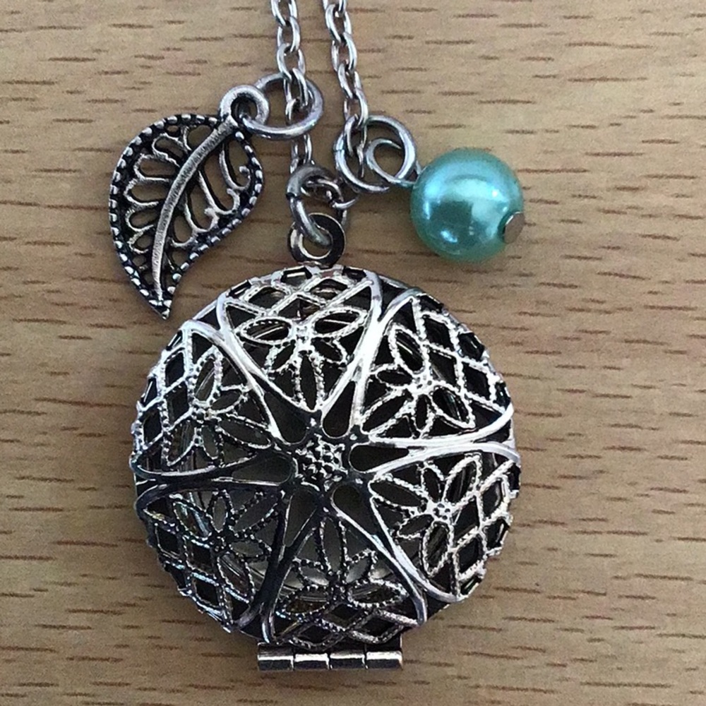 Essential oil diffuser necklace - Picture 2 of 2
